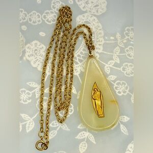 Religious Madonna and Child Oval Agate Pendant Gold Tone Chain Necklace Vintage